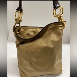 Jeanne Pierre Klifa is a bucket bag.